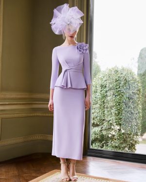 Couture Club 1G16 – Λιλά φόρεμα με διακριτική πλάτη και λουλούδι-διακόσμηση στον ώμο