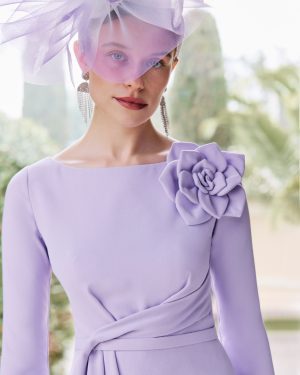 Couture Club 1G16 – Λιλά φόρεμα με διακριτική πλάτη και λουλούδι-διακόσμηση στον ώμο
