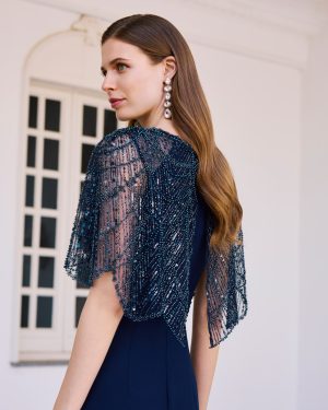 Couture Club 1G26 – Μπλε μακρύ φόρεμα με εντυπωσιακή κεντητή κάπα