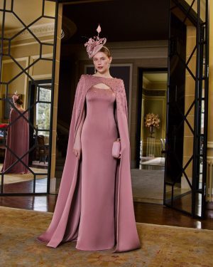 Couture Club 1G36 – Μάξι εφαρμοστό φόρεμα dusty rose με κεντητή κάπα και cut-out ντεκολτέ