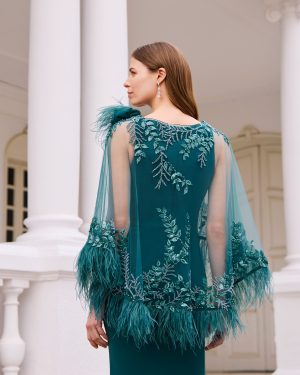 Couture Club 1G39 – Μακρύ Βραδινό Φόρεμα με Κεντημένη Κάπα & Φτερά