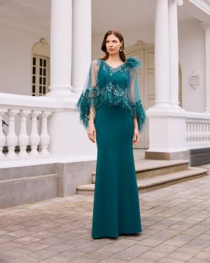 Couture Club 1G39 – Μακρύ Βραδινό Φόρεμα με Κεντημένη Κάπα & Φτερά