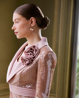 Couture Club 1G56 – Rose Gold Κοστούμι με Παγιέτες & Ρομαντική Λεπτομέρεια