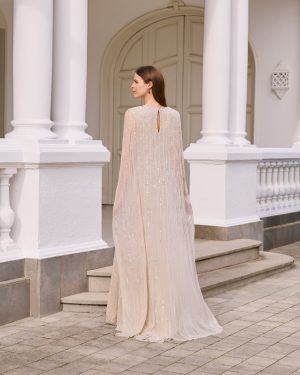 Couture Club 1G64 – Σαμπανιζέ μάξι φόρεμα με παγιέτες και αέρινη κάπα