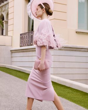 Couture Club 1G74 – Midi εφαρμοστό φόρεμα σε ροζ πούδρα με jacket και φτερά
