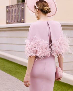 Couture Club 1G74 – Midi εφαρμοστό φόρεμα σε ροζ πούδρα με jacket και φτερά