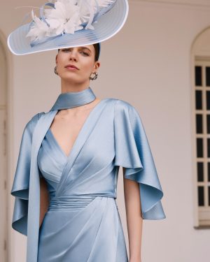 Couture Club 1G84 – Αέρινο Μάξι Φόρεμα σε Γαλάζιο Πάγου με Κρουαζέ Ντεκολτέ & Cape Μανίκια