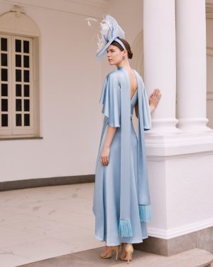 Couture Club 1G84 – Αέρινο Μάξι Φόρεμα σε Γαλάζιο Πάγου με Κρουαζέ Ντεκολτέ & Cape Μανίκια