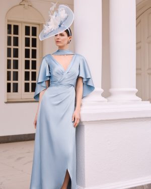 Couture Club 1G84 – Αέρινο Μάξι Φόρεμα σε Γαλάζιο Πάγου με Κρουαζέ Ντεκολτέ & Cape Μανίκια