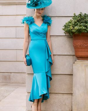 Couture Club 1G86 – Midi τιρκουάζ φόρεμα με feather λεπτομέρειες στους ώμους, βολάν φούστα & καπέλο