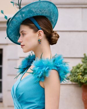 Couture Club 1G86 – Midi τιρκουάζ φόρεμα με feather λεπτομέρειες στους ώμους, βολάν φούστα & καπέλο
