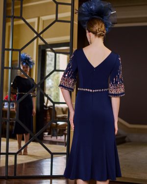 Couture Club 1G91 – Μπλε φόρεμα με κεντημένες λεπτομέρειες στα μανίκια και στη μέση
