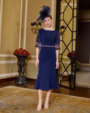 Couture Club 1G91 – Μπλε φόρεμα με κεντημένες λεπτομέρειες στα μανίκια και στη μέση