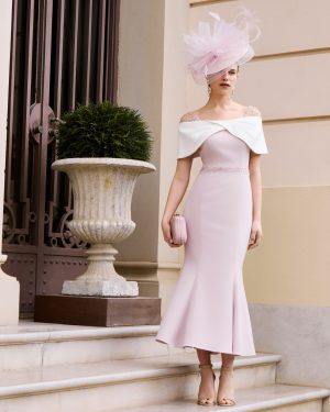 Couture Club 1G94 – Ροζ Midi Φόρεμα με Off-Shoulder Κάπα & Φιόγκο