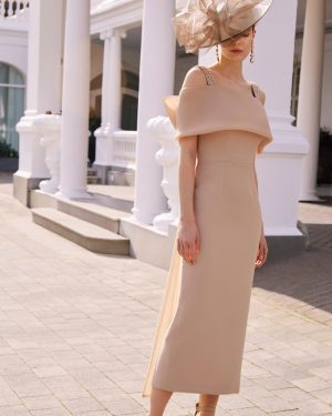Couture Club 1G98 – Εκρού midi φόρεμα με ντραπέ γιακά & εντυπωσιακό φιόγκο στην πλάτη