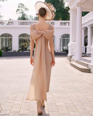 Couture Club 1G98 – Εκρού midi φόρεμα με ντραπέ γιακά & εντυπωσιακό φιόγκο στην πλάτη