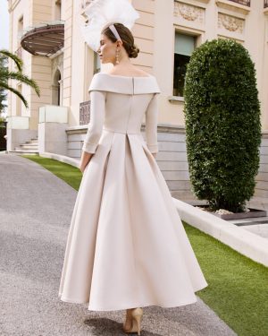 Couture Club 1GF5 – Μίντι off-shoulder φόρεμα σε σαμπανιζέ τόνο με ανάγλυφη φλοράλ διακόσμηση