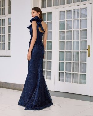 Couture Club 1GG4 – Μπλε και Λευκό σκούρο φόρεμα ενός ώμου με ανάγλυφο λουλούδι και δαντελένια φούστα