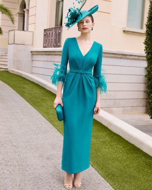 Couture Club 1GM9 – Τιρκουάζ φόρεμα με πούπουλα στα μανίκια και ζώνη στη μέση
