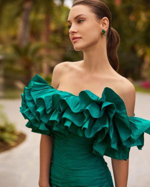 Aire Barcelona 1U24 – Σμαραγδί off-shoulder gown με εντυπωσιακά βολάν