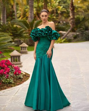 Aire Barcelona 1U24 – Σμαραγδί off-shoulder gown με εντυπωσιακά βολάν
