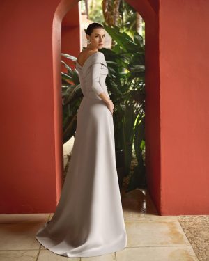 Aire Barcelona –1U37  Εντυπωσιακό off-shoulder gown σε απαλό γκρι του πάγου, με sculpted bodice και βαθιά σκισμή