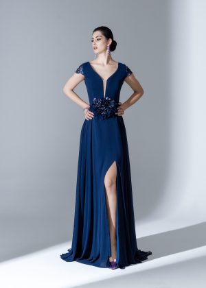 Lexus 10133 – Μακριά μπλε τουαλέτα με βαθύ V, σκίσιμο & floral λεπτομέρειες