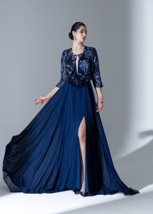 Lexus 10133 – Μακριά μπλε τουαλέτα με βαθύ V, σκίσιμο & floral λεπτομέρειες