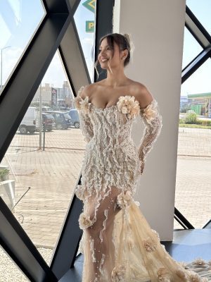 Haruka – Μάξι nude φόρεμα με 3D λουλούδια, δαντέλα και διαφάνειες