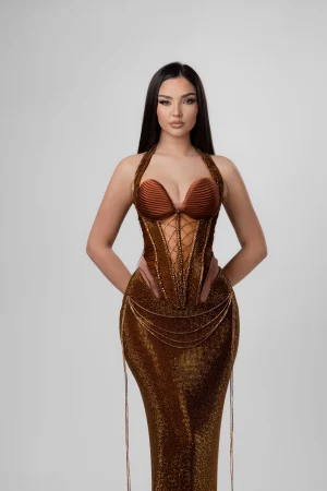 Raena – Μάξι χρυσό φόρεμα κορσές με halter λαιμό και εφαρμοστή γραμμή
