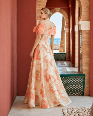 1261017 – Πριγκιπικό floral jacquard φόρεμα σε nude και coral αποχρώσεις με off-shoulder φιόγκο
