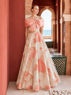 1261017 – Πριγκιπικό floral jacquard φόρεμα σε nude και coral αποχρώσεις με off-shoulder φιόγκο