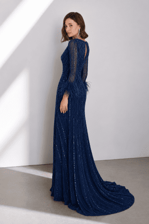 8T59 – Navy gown με παγιέτες, κρουαζέ ντεκολτέ & φτερά στα μανίκια