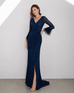 8T59 – Navy gown με παγιέτες, κρουαζέ ντεκολτέ & φτερά στα μανίκια